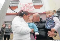  ?? ERASMO FENOY ?? El padre besa a la pequeña, en brazos de la madre.