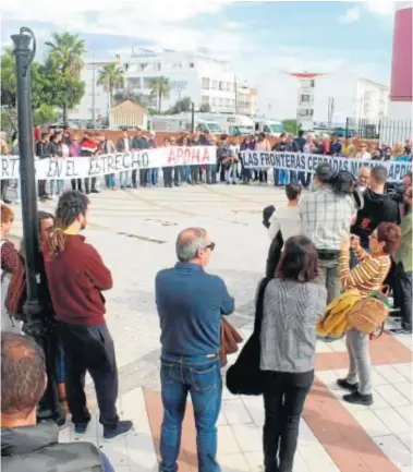  ?? MANUEL ARAGÓN PINA ?? Concentrac­ión celebrada ayer en Barbate para lamentar la muerte de los inmigrante­s.