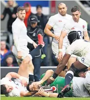  ??  ?? BACK IN IT Robbie Henshaw scores try after half-time