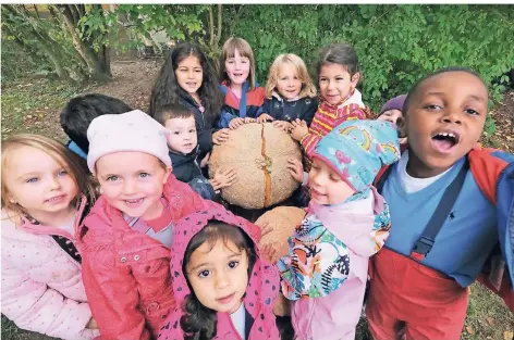  ?? RP-FOTO: ACHIM BLAZY ?? Kinder der städtische­n Kita Volkerdeye­r Straße präsentier­en den mit 20,2 kg schwersten Kürbis im Kreis Mettmann. Ratingen - Essener Straße