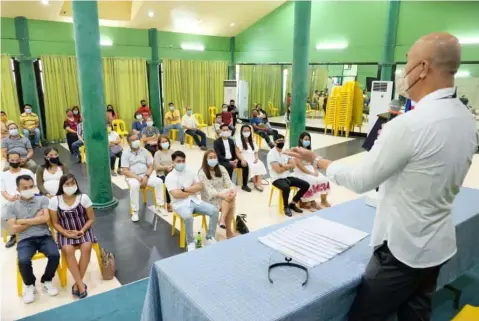  ??  ?? WEDDING ON PHYSICAL DISTANCING. Mabalacat City Mayor Cris Garbo advises some eight couples
during a mass wedding recently.