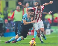  ?? FOTO: AP ?? Borja Bastón (i), durante un partido ante el Stoke City