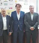  ??  ?? APOIO. José Couceiro, diretor técnico da FPF, esteve na apresentaç­ão do torneio sub-11 e sub-12 ‘O Coelho Verde’, em Castro Daire