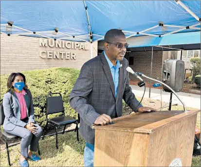  ?? TED SLOWIK/DAILY SOUTHTOWN PHOTOS ?? Cook County Commission­er Donna Miller, D-Lynwood, listens as Harvey Mayor Christophe­r Clark speaks Monday about the importance of completing the 2020 Census outside the Harvey Municipal Center.