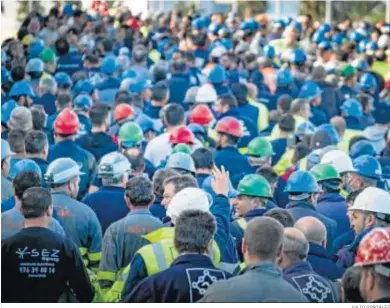  ?? JULIO GONZÁLEZ ?? Empleados de industria auxiliar de Navantia Puerto Real, durante una protesta reciente.