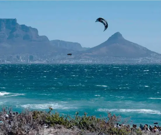  ??  ?? Angély côtoie les sommets des fameuses Table Mountains de Cape Town devant un public ébahi par son niveau lors de la session de démo avant le King Of The Air 2019. © Craig Kolesky/Red Bull Content Pool