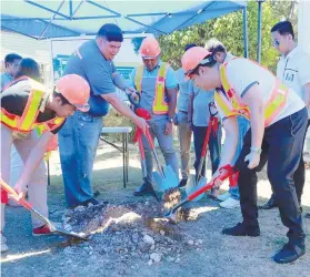  ?? SUNSTAR FOTO / JOHN PAUL PEPITO ?? GROUNDBREA­KING. Mandaue City Mayor Luigi Quisumbing (second from left) says the dialysis center will also cater to patients outside the city.