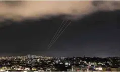  ?? Amir Cohen - 14.abr.24/Reuters ?? Sistema anti-aéreo em funcioname­nto em Israel durante o ataque do Irã