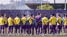  ?? ?? Momenti toccanti
I giocatori e tutto lo staff della Fiorentina in campo per tributare un saluto al dirigente viola