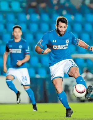  ??  ?? Martín Cauterucci­o remata para marcar el gol de Cruz Azul