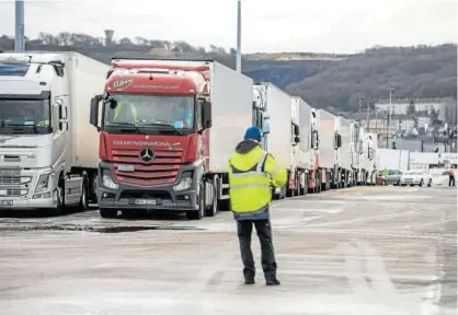  ?? Foto: Efe ?? Camiones aguardan en el puerto de Cherburgo (Francia) a subir a un ferry con destino a Irlanda.