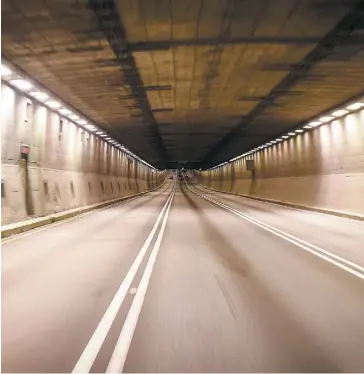  ?? PHOTO AGENCE QMI, MAXIME DELAND ?? Le pont-tunnel Louis-Hippolyte-La Fontaine qui relie l’est de l’île de Montréal à Longueuil, sur la Rive-Sud, doit subir une cure de rajeunisse­ment pendant quatre ans.