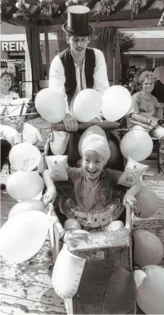  ?? Foto: Archiv Günzburger Zeitung ?? Die Abkühlung in der Schaukelba­dewanne ist eine Narrentauf­e der Stadtbutze­n. Zunftmeist­er 1989 war (mit Zylinder) Horst Nather.