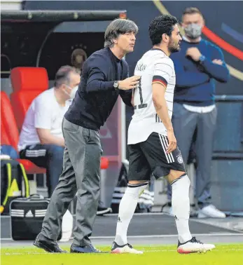  ?? FOTO: LACI PERENYI/IMAGO IMAGES ?? Joachim Löw (links) mit Ilkay Gündogan, einem seiner Führungssp­ieler. Deren Erfahrung, sagt der Bundestrai­ner, tue seiner Mannschaft gut.