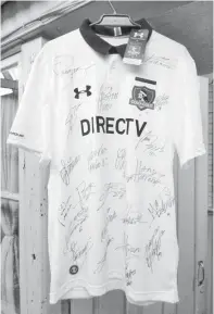  ??  ?? CAMISETA DE COLO COLO autografia­da por el plantel 2017.