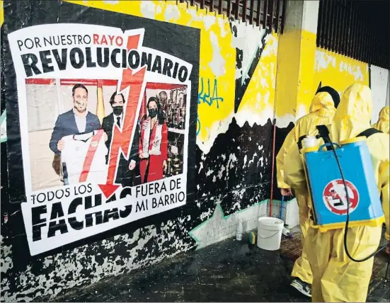  ?? JAVIER LÓPEZ / EFE ?? Protesta de los aficionado­s del Rayo Vallecano por la presencia de Abascal y Monasterio en el palco durante el partido contra el Albacete