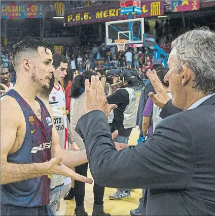  ?? FOTO: PERE PUNTÍ ?? Svetislav Pesic, entrenador del Barça, felicitand­o a Thomas Heurtel tras el encuentro de ayer en el Palau Blaugrana