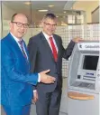  ?? FOTO: HEB ?? Josef Hodrus (links) und Stefan Scheffold hoffen, dass die technische Umstellung im Rahmen der Fusion bis zum Montag ohne Probleme ablaufen wird.