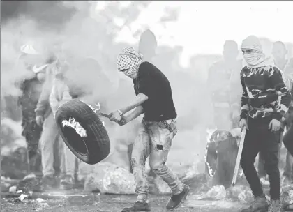  ??  ?? Las movilizaci­ones en Ramalá, imparables. Miles participar­on ayer en los funerales de cuatro personas que fueron ultimadas por soldados de Israel ■ Foto Ap