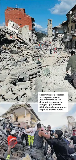  ??  ?? Sobreviven­tes e socorrista­s resgatam pessoas dos escombros na vila de Amatrice. A torre do relógio – que parou às 3.35, a hora do terramoto – ergue-se entre as ruínas