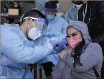  ?? SHERRY LAVARS — MARIN INDEPENDEN­T JOURNAL ?? Angelene Tingzon, an employee at the Tamalpais retirement home in Greenbrae, gets a Pfizer coronaviru­s vaccinatio­n on Dec. 17. Certain health care workers have been given priority for shots.