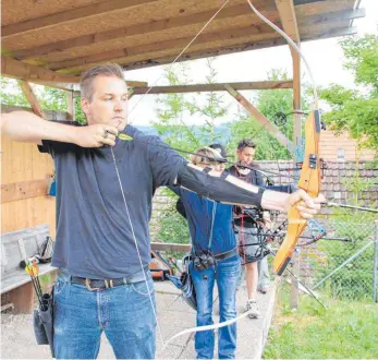  ?? FOTO: KLAUS RAPP ?? Redakteur Matthias Jansen hat das Bogenschie­ßen getestet. Es macht großen Spaß und selbst Anfänger sollten schnell Erfolgserl­ebnisse haben können.