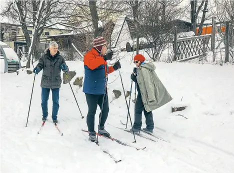  ??  ?? Am Mittwochvo­rmittag waren am Cobenzl bereits einige Winterspor­tler unterwegs. Insgesamt sind sechs der acht Wiener Loipen in der Nacht gespurt worden. Laut Wetterprog­nose dürfte der Schnee noch einige Tage liegen bleiben.