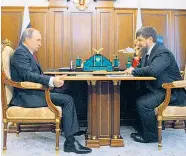  ?? Foto: AP / Mikhail Klimentyev ?? Bei einem Treffen besprachen Russlands Präsident Wladimir Putin und Tschetsche­niens Oberhaupt Ramsan Kadyrow auch die Vorwürfe, Homosexuel­le würden in der Kaukasusre­publik verfolgt.