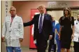  ?? Foto: Evan Vucci, dpa ?? US Präsident Trump (Mitte) und seine Frau Melania besuchten gestern Ärzte und Verletzte im Krankenhau­s von Las Vegas.