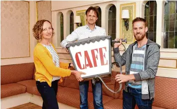  ?? Fotos: Thorsten Jordan ?? Das Café Zirnheld in der Alten Bergstraße eröffnet neu. Im Bild unten ist das Zirnheld Team, zu sehen: Caféleiter­in Andrea Nisch, Pächter Peter Ulrich und Koch Daniel Gebhard.