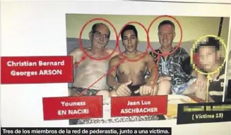  ?? ACN ACN ?? Tres de los miembros de la red de pederastia, junto a una víctima.