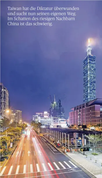  ?? FOTO: IMAGO ?? Das höchste Gebäude Taiwans im Zentrum der Hauptstadt: das Taipeh Financial Center, „Taipeh 101“, bei Nacht.