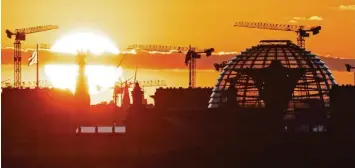  ?? Foto: Fabian Sommer, dpa ?? Über dem Reichstag geht die Sonne auf – die politische Stimmung in Berlin hat sich in den vergangene­n Wochen aber nur für die Unionspart­eien aufgehellt.
