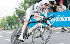  ?? FOTO: EFE ?? El ciclista holandés fue el mejor en los dos parciales de la contrarrel­oj inicial de 9,7 km