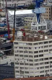  ??  ?? Pendant de longues heures, hier, un épais panache de fumées blanches, couché par un fort vent d’est s’est échaps. pé du sous-marin nucléaire Perle en proie aux flamme