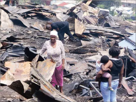  ?? PICTURE: ZAINUL DAWOOD ?? Nomvuso Nqowana, Vuyelwa Godinga, Mpumi Nqowana and her child, Angie, try to salvage their belongings after a fire at the Foreman Road informal settlement yesterday.