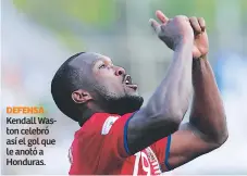  ??  ?? DEFENSA. Kendall Waston celebró así el gol que le anotó a Honduras.