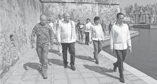  ?? CORTESÍA PRESIDENCI­A ?? El Presidente estuvo de gira de trabajo ayer en Veracruz, donde lo acompañó el gobernador Cuitláhuac García (derecha)