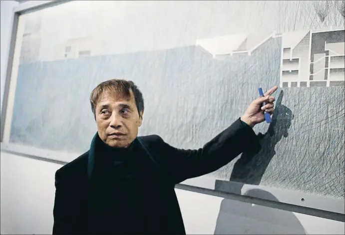  ?? FRANCOIS MORI / AP ?? L’arquitecte a la inauguraci­ó de l’exposició Tadao Ando, el desafiamen­t al Centre Pompidou de París: 50 projectes, 180 dibuixos, 70 plànols i nombrosos diaporames