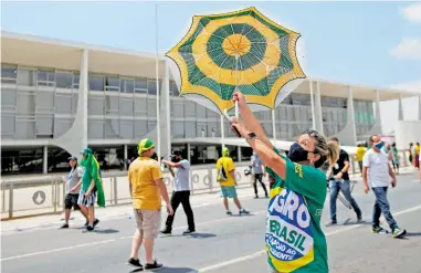  ??  ?? Seguidores del presidente ya estaban desde ayer afuera del palacio presidenci­al, en Brasilia