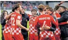  ?? FOTO: IMAGO IMAGES ?? Die A-Junioren des FSV Mainz feiern ihren Sensations­sieg in der Youth League über Manchester City. Die Party am Bruchweg geht weiter.