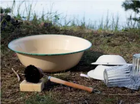  ?? FOTO: HEIDI FURU ?? ■ Skölj inte disk i vattendrag och välj produkter med nordiska svanenmärk­et för att minska kemikalieb­elastninge­n.