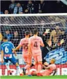  ?? AFP ?? Esta fue la jugada del gol que no contó para el defensa tico.