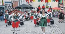  ?? FOTO: JEANETTE LÖSCHBERGE­R ?? Die Kinderfest­trommler beim Festzug 2017.