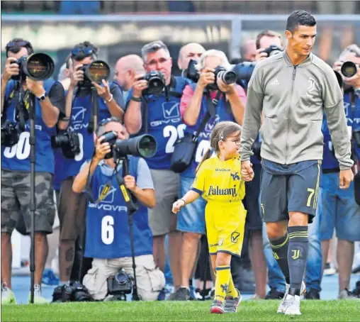  ??  ?? DEBUT EN ITALIA. Cristiano Ronaldo jugó ayer su primer partido oficial con la Juventus. No marcó pero su equipo ganó 2-3 al Chievo Verona en la primera jornada de la Serie A.