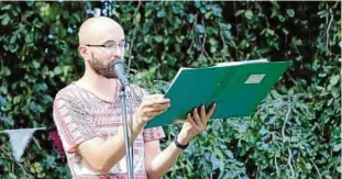  ??  ?? Märchen erzählte am Nachmittag Steve Kußin von der Freien Bühne Jena. Die jungen Besucher des Theaterwag­en-Fest im Paradies lauschten aufmerksam. Foto: Katja Dörn