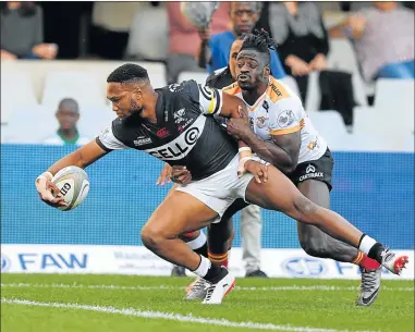  ?? Picture: GALLO IMAGES ?? SHARK BITE: Lukhanyo Am of the Sharks goes over for a try as Luther Obi of the Free State Cheetahs looks to tackle him during the Currie Cup match between the Sharks and Free State Cheetahs at Growthpoin­t Kings Park on Saturday in Durban