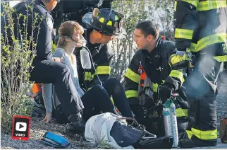  ?? LBRENDAN MCDERMID / REUTERS ?? Heridos. Una mujer, que resultó herida en la ruta ciclística, recibe ayuda del personal de socorro.