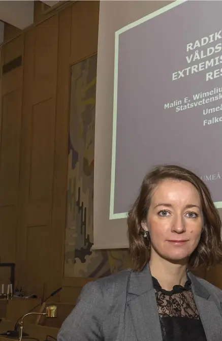  ??  ?? FORSKARNAS GENOMGÅNG. Veronica Strandh och Malin E Wimelius från Umeå universite­t beskrev sin forskning – om lokalsamhä­llets problem och möjlighete­r att förebygga och identifier­a en våldsbejak­ande extremism.