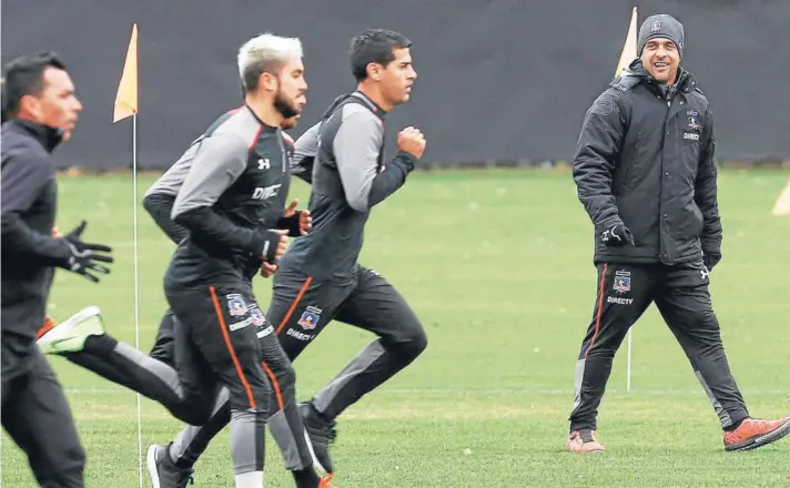  ?? FOTO: AGENCIAUNO ?? ►► El Almirante Julio Barroso trota junto a sus compañeros de Colo Colo en la pretempora­da.